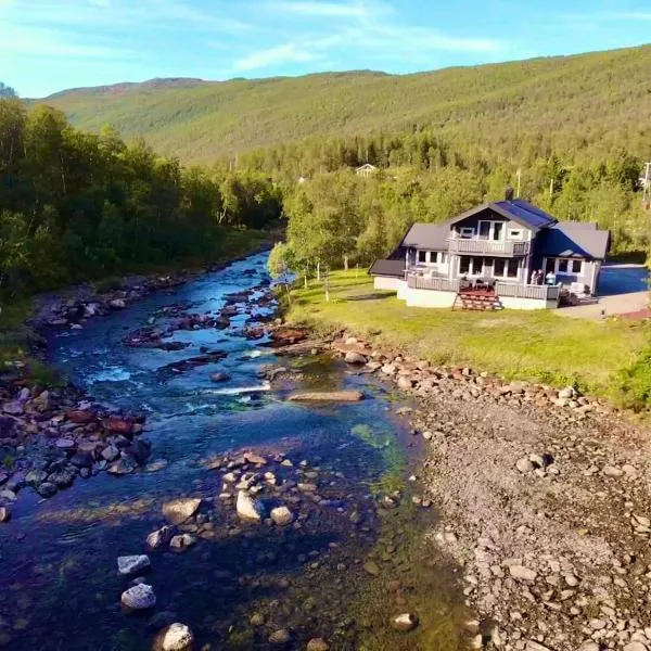 Riverfront house with 98 inch TV, ps5 & activities, hotel in Narvik