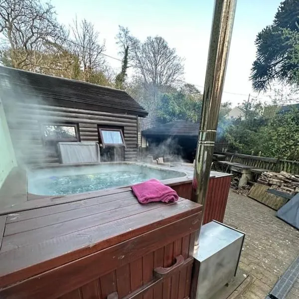 The hot tub by the waterfall - facilities included、Lower Foxdaleのホテル
