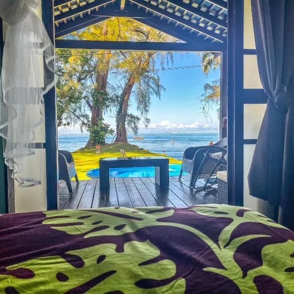 tahiti-bungalow at Teahupoo: beachfront with pountoon and mini pool, hotell sihtkohas Teahupoo