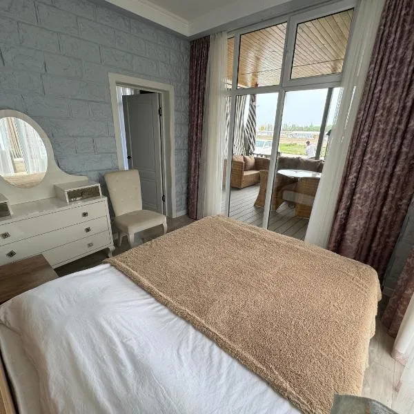 Уютный коттедж "PARIS", 30м от пляжа! 3 спальни, терраса и летняя кухня!、Chok-Talのホテル