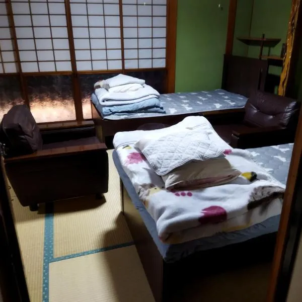 Private Room in Japanese Vintage House 民家の一室 2 Beds, Smoke Free, Free Parking Good to Travel for Tashiro Cats Island no1, hotel in Ishinomaki