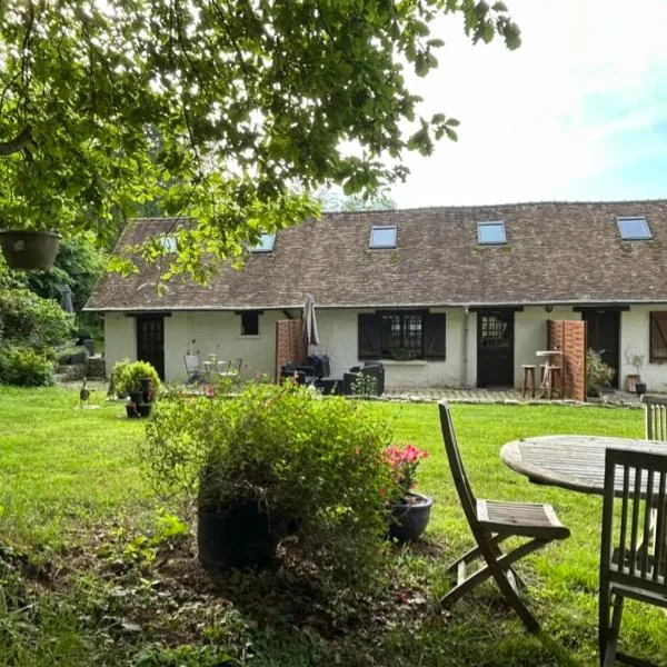 GITES du BOIS des PERRUCHES, hotel in Saint-Vincent-des-Bois