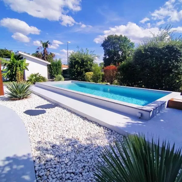 Gîte avec piscine jacuzzi espace bien-être partagés entre Bordeaux et Lacanau océan, hotel in Sainte-Hélène