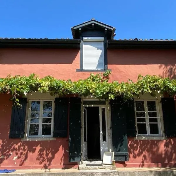 Charmante maison familiale avec jardin et jacuzzi proche océan, hôtel à Saint-Martin-de-Seignanx