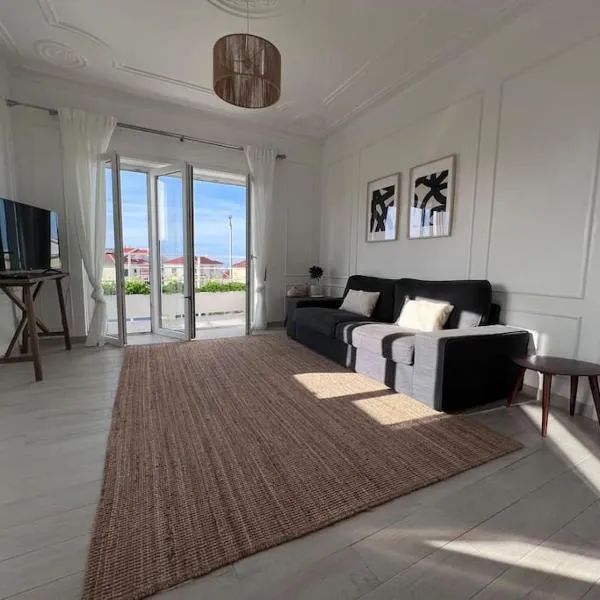 Close to Everything Bright Modern Apartment, hotel in Nazaré