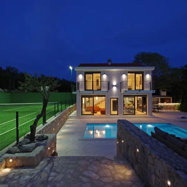Sokoli में, होटल Villa Sokol with tennis court, heating pool, gym and sauna