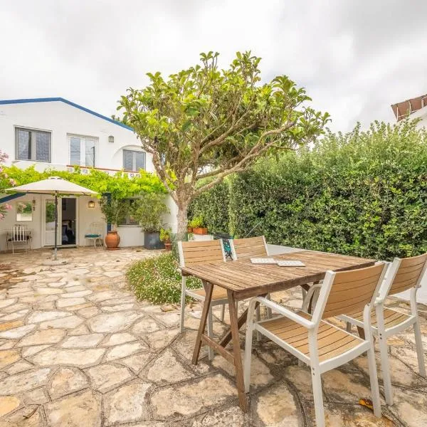 GuestReady - A wonderful haven with garden, hotel em Colares