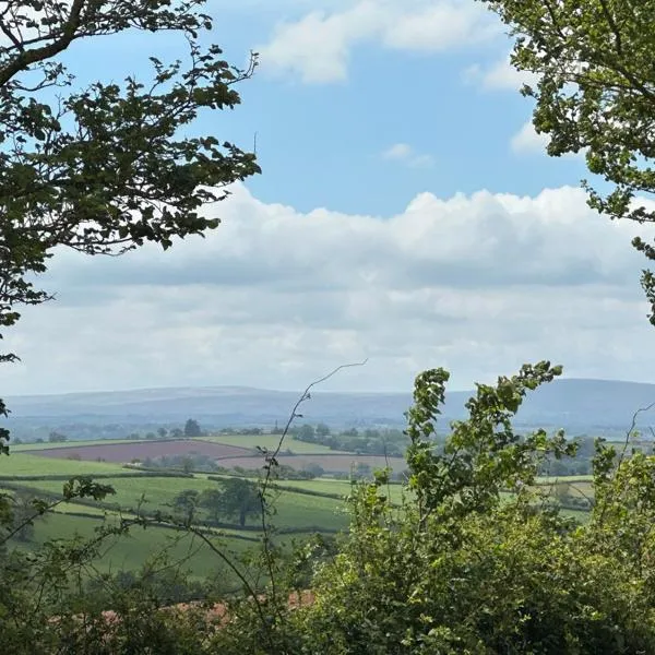 Countryside cottage near Crediton, hotel en Crediton