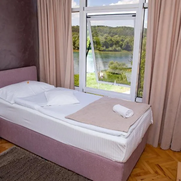 Motel New Sanatron，Bosanski Novi的飯店