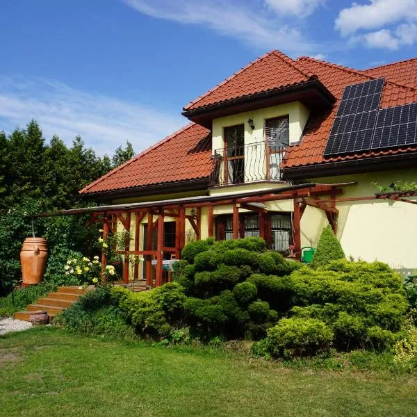 Comfortable house with garden, hotel en Mańki