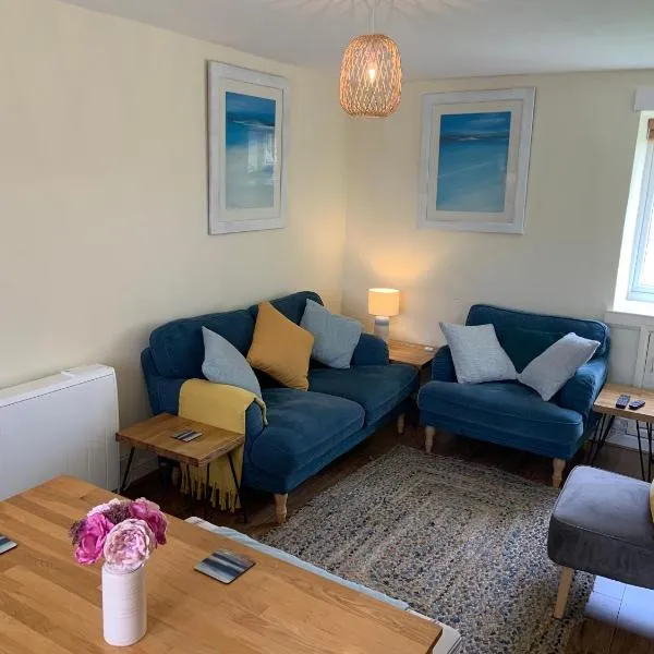 Large 3 bedroom flat in Sennen, hotel in Penzance