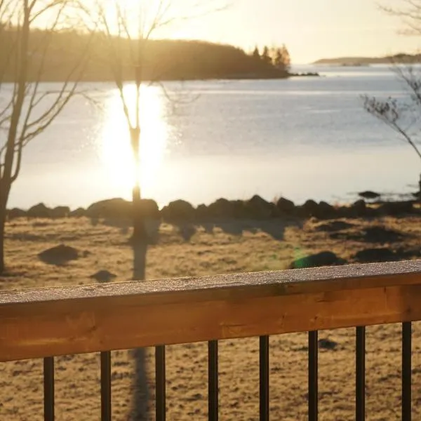Blissful Oceanfront Cottage in Port Mouton, hotel v destinaci Port Mouton