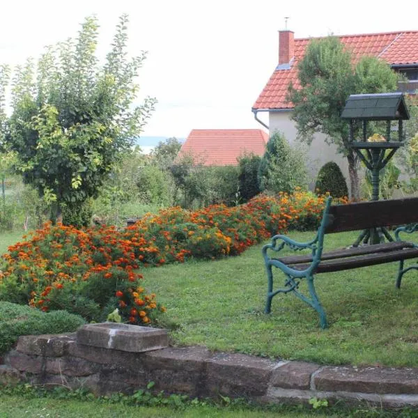 Golden Rose Apartman, hotel v destinaci Zánka