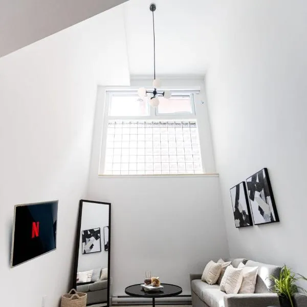 Modern Luxe 1BDR with Sofabed in Mile End, hotel in Montréal