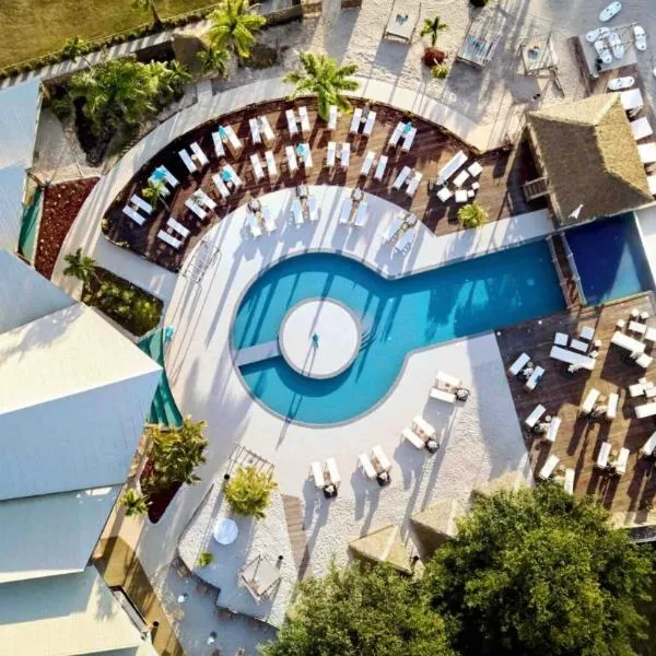 L Oralya - BLUE DREAM, Plage, Piscine, Restaurant、Grand-Bourgのホテル