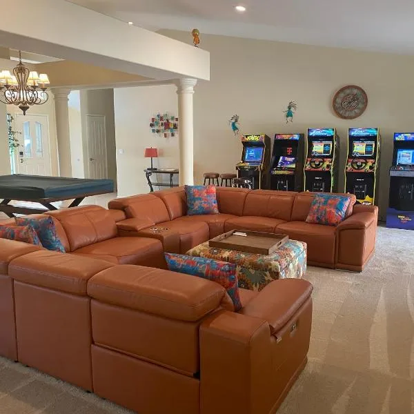 Coachella Chill: Luxury 4BR/4King Paradise Retreat, hotel in Indio