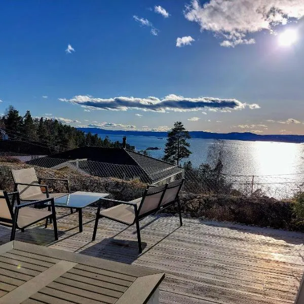 Flaskebekk at Nesodden with unbeatable Oslo Fjord views and a private beach hut, hotel a Kolbotn