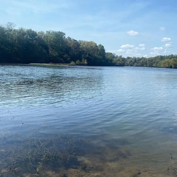 Luxury Riverfront Tiny Home- Amazing Views #555、Strawberry Plainsのホテル