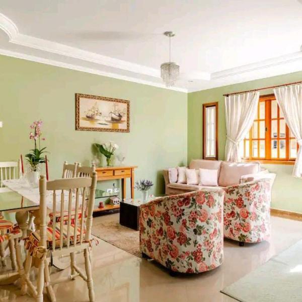 Casa espaçosa e aconchegante com lareira em Campos do Jordão