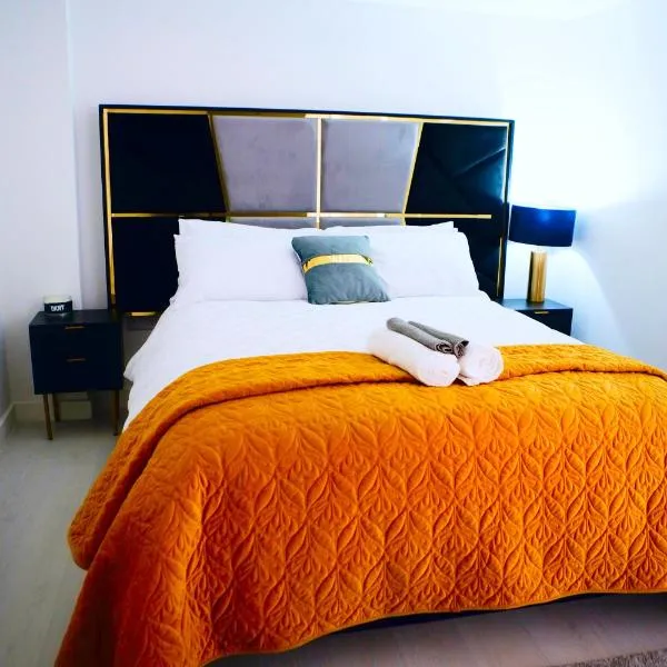 Perfect 1 Bed Apartment Sleeps 5 1 Kingsize bed 1 double Sofabed & Foldable Single bed Free Parking Wifi good transport network shopping Holiday Makers Families Contractors in North London, hotel a Enfield