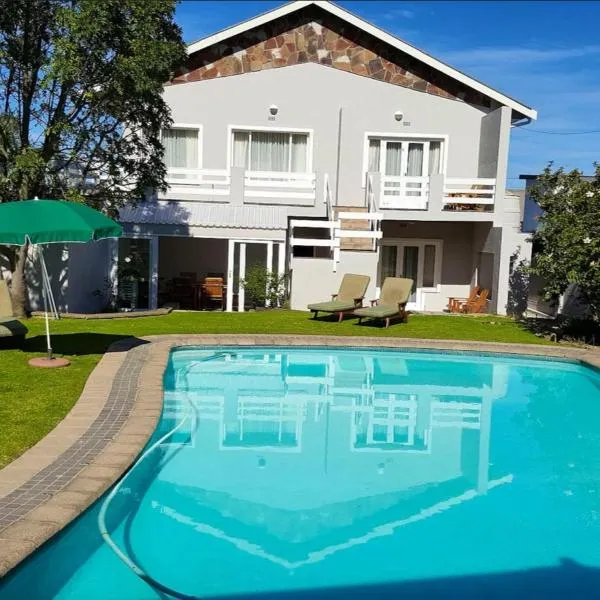 Moments Guesthouse, Kleinmond, hotel in Kleinmond