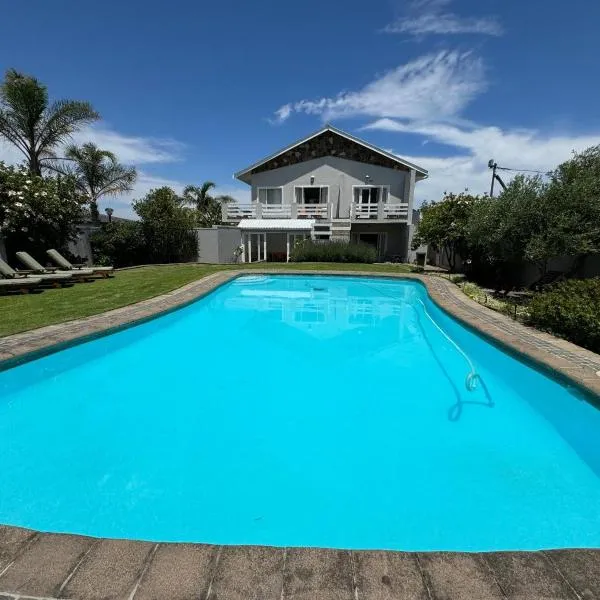 Moments Guesthouse, Kleinmond, hotel in Kleinmond