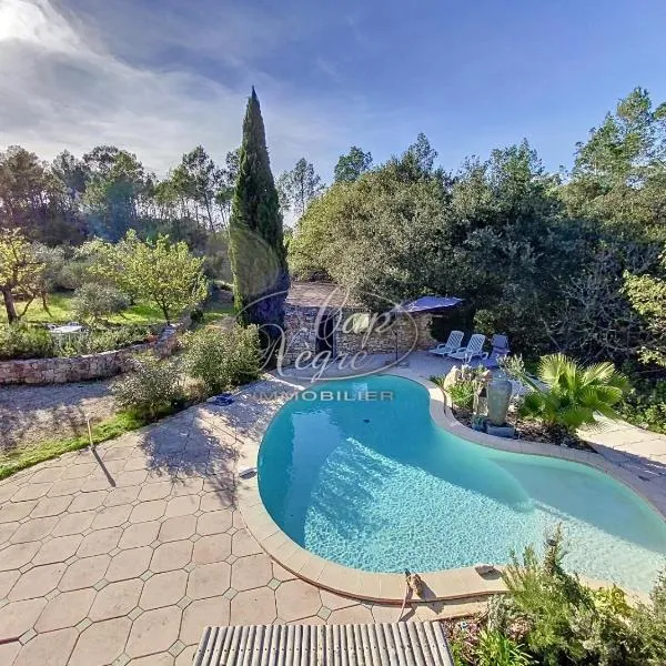 Superbe bergerie en cœur de foret avec piscine privée lac rivière cascades, hotel a Carcès