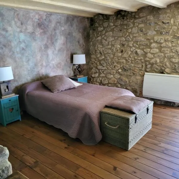 chambre ciel et terre et chambre terrasse, hotel v destinaci Saint-Laurent-de-Cerdans