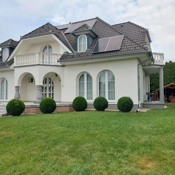 Fehér Ház, hotel in Gyenesdiás