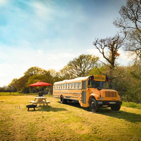 American School Bus Glamping with Hot Tub in Woolacombe!, hotel en Lee
