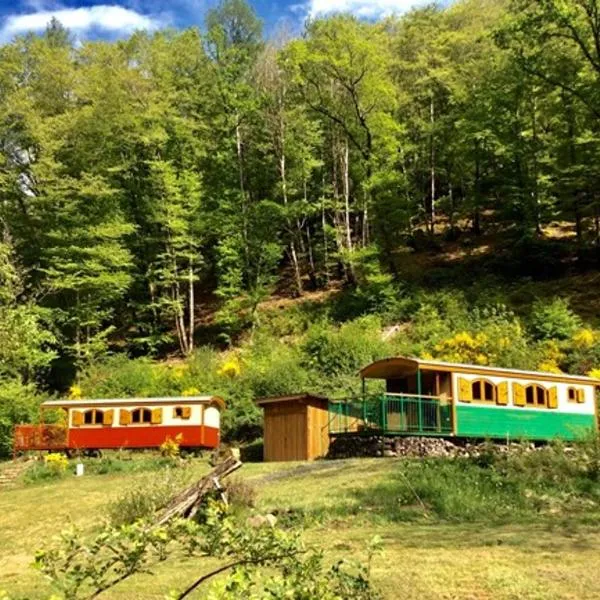Les Roulottes de la Dordogne, hotel v destinaci Champagnac