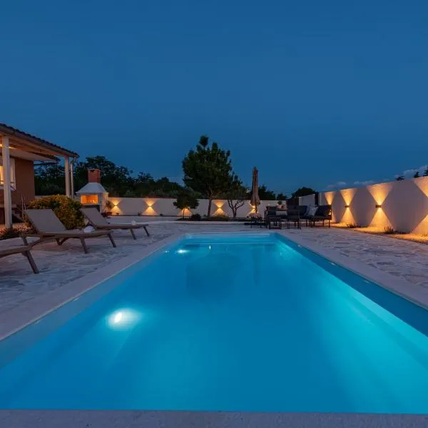 Holiday Home LaMar - with heated pool and whirlpool, hotel en Raštević