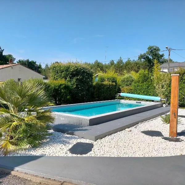Gîte avec piscine jacuzzi espace bien-être partagés entre Bordeaux et Lacanau océan, hotell i Carcans