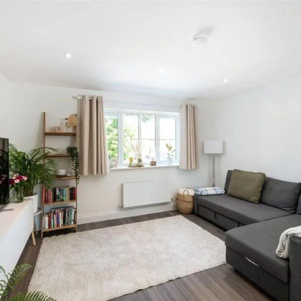 2 Bedroom 2 Bathrooms Parking Electric Charger Juliet Balcony Close to Reigate Station Centre - 2230, hotel in Reigate