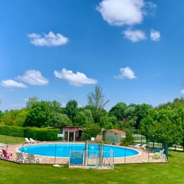 Camping Familial paisible avec piscine, mobil home , chalet, Studio & emplacement nue, hôtel à Casties-Labrande