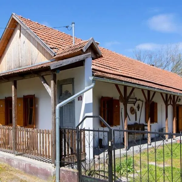 Tulipános Porta, hotel v destinaci Sarud