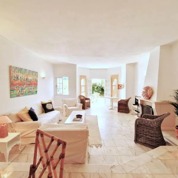 Ancão beach duplex with private garden, hotel u gradu Almansil