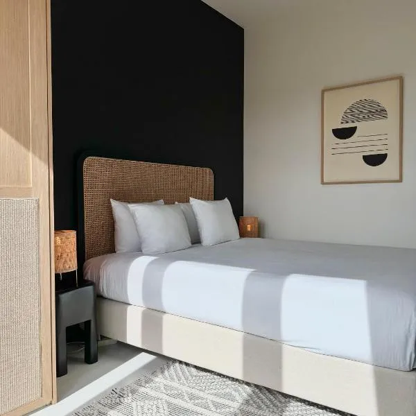 3 Room Luxury Design Apartment with Airconditioning, Close to Gent St-Pieters Station, hotel v Gentu