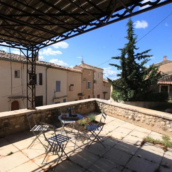 Appartement en Parc régional du Verdon avec grande terrasse privative, hotel en Puimoisson
