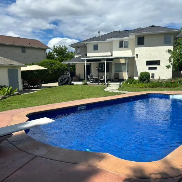 Park side Basement 2 bedroom suite, hotel Kelownában