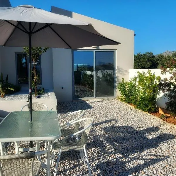 Stunning 2 bedroom private villa in Kastellos, Rethymno, hotel a Kástellos