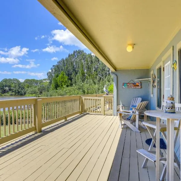 Waterfront Duplex with Dock and Views Near Town!, hotel v destinaci Cedar Key