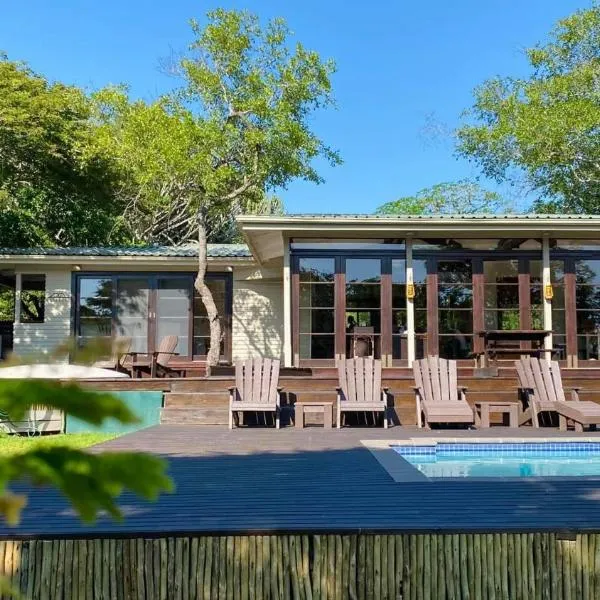 Khangela Private Game Lodge - Self Catering - Bedrooms are 3 Separate Chalets - Hluhluwe, hotel in Hluhluwe