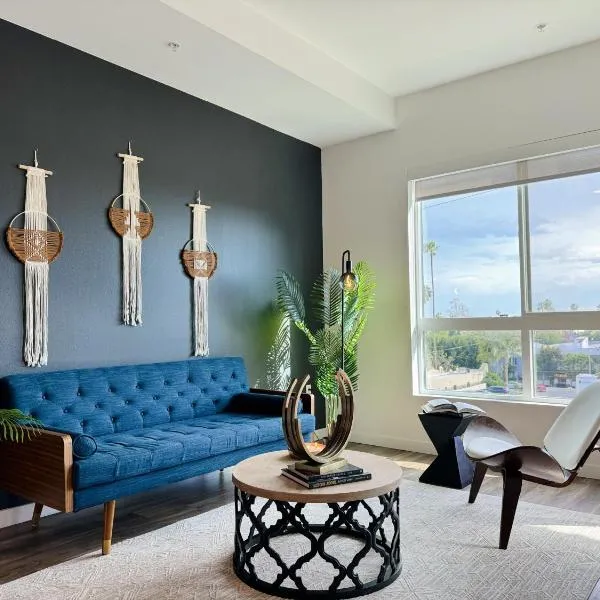 Modern Hollywood Home Sunset View & Free Parking - 10mins to Universal Studios, hotel in Los Angeles