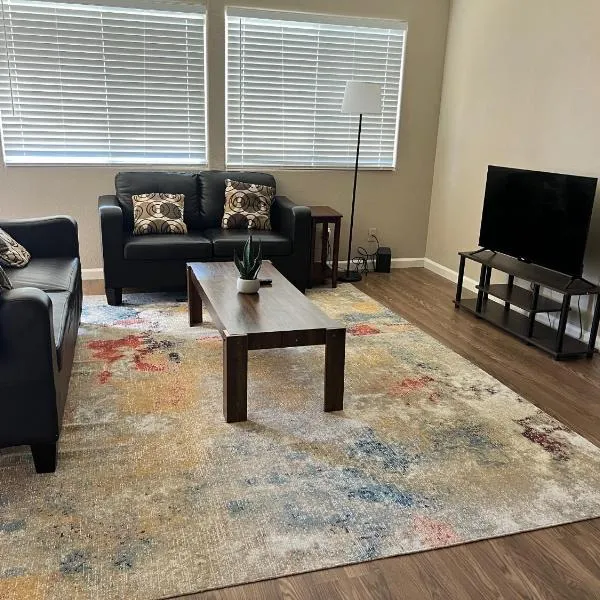 Serene 2bed 1bath condo with parking, khách sạn ở Fresno