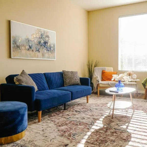 Spacious Two Bedroom Apartment- 10mins to Disneyland, hotel v destinaci Anaheim