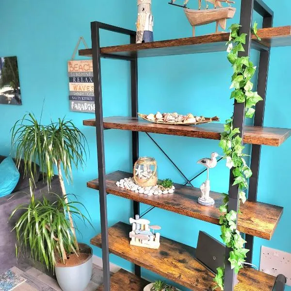 Seaside beach themed home with garden and driveway, hotell i Lytham St Annes