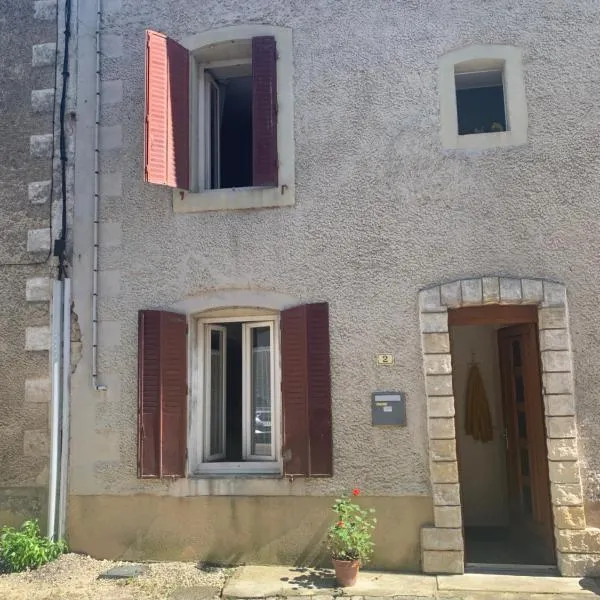 jolie maison dans petit village, hotel v destinaci Vignory