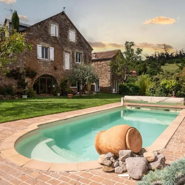 Le Pailler Chambres D'hôtes Restaurant Gîte piscine & spa, hotel in Saint-Laurent-de-Lévézou