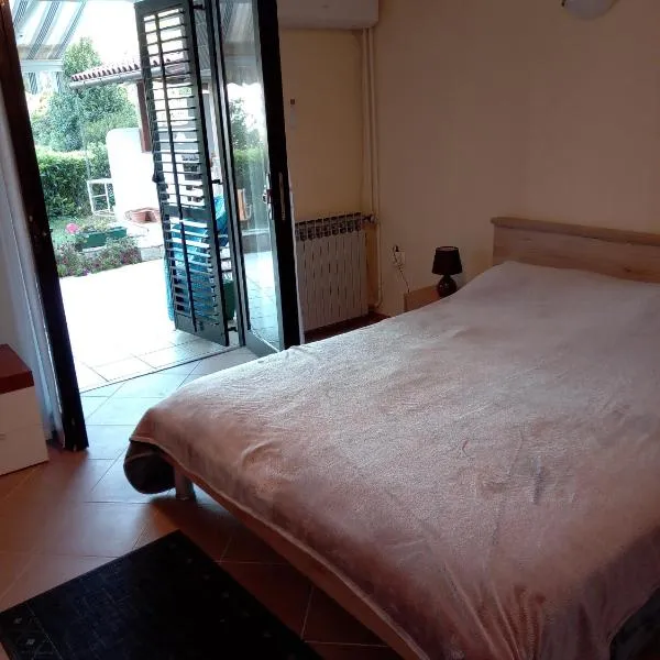 Apartment Azzurro, hotel in Ičići